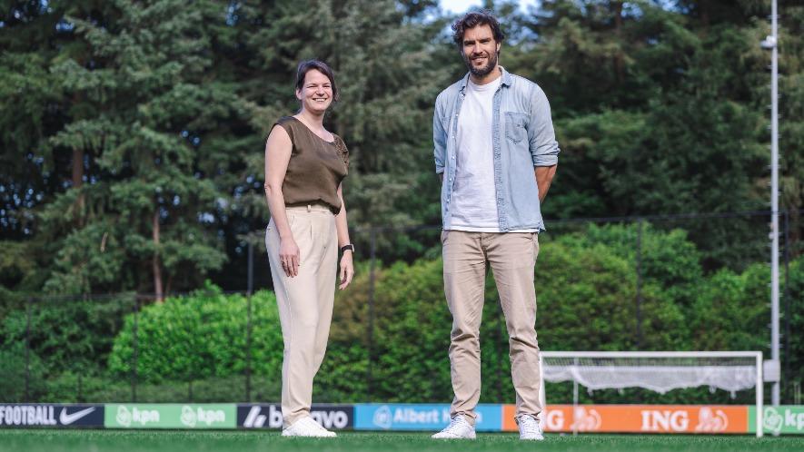 Femke Helgers (PwC) en Tim Hofman (KNVB)